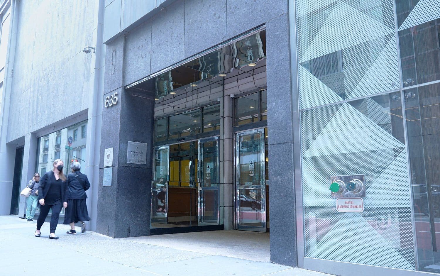 Entrance of 635 Madison Avenue